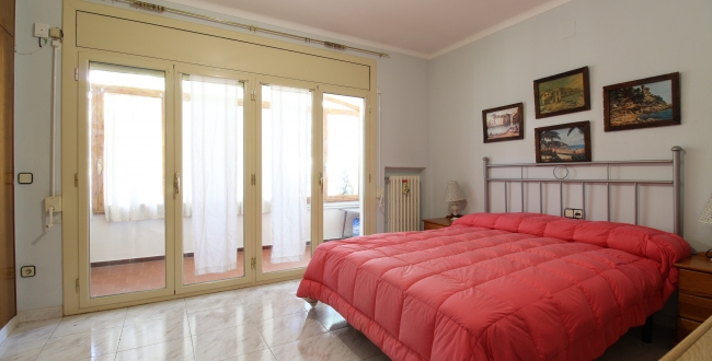 CASA ADOSSADA REFORMADA ALS ANYS 2000 AMB GRANS HABITACIONS I GALERIES A PALAFRUGELL
