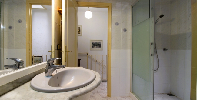 CASA ADOSSADA REFORMADA ALS ANYS 2000 AMB GRANS HABITACIONS I GALERIES A PALAFRUGELL