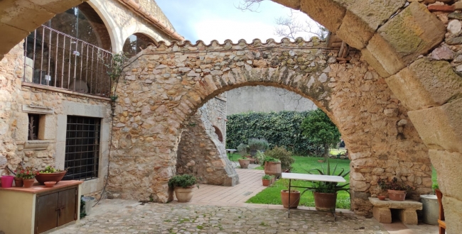 FERME ORIGINALE DU 14ème - 15ème SIÈCLE EN PARFAIT ÉTAT DE CONSERVATION À VILADAMAT