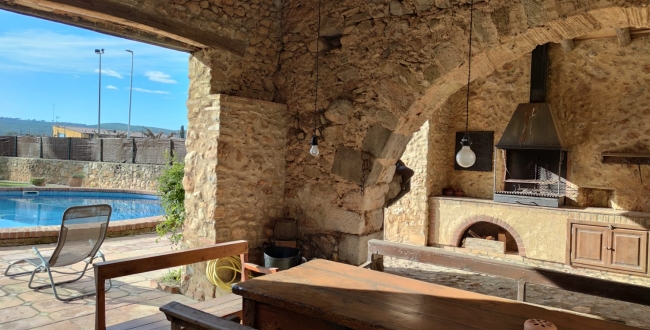 FERME ORIGINALE DU 14ème - 15ème SIÈCLE EN PARFAIT ÉTAT DE CONSERVATION À VILADAMAT