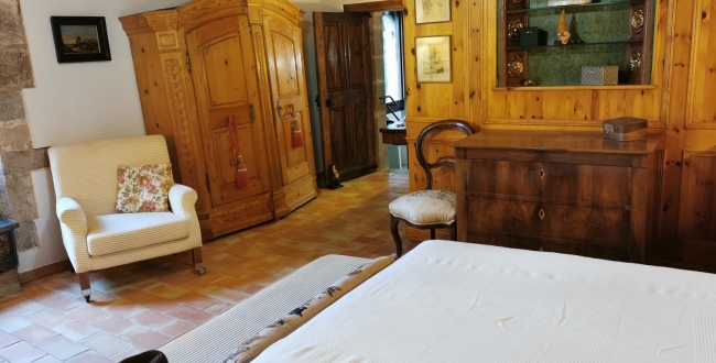 FERME ORIGINALE DU 14ème - 15ème SIÈCLE EN PARFAIT ÉTAT DE CONSERVATION À VILADAMAT