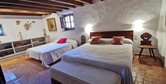 FERME ORIGINALE DU 14ème - 15ème SIÈCLE EN PARFAIT ÉTAT DE CONSERVATION À VILADAMAT