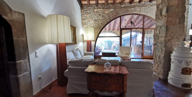FERME ORIGINALE DU 14ème - 15ème SIÈCLE EN PARFAIT ÉTAT DE CONSERVATION À VILADAMAT