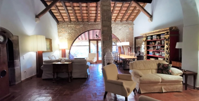 FERME ORIGINALE DU 14ème - 15ème SIÈCLE EN PARFAIT ÉTAT DE CONSERVATION À VILADAMAT