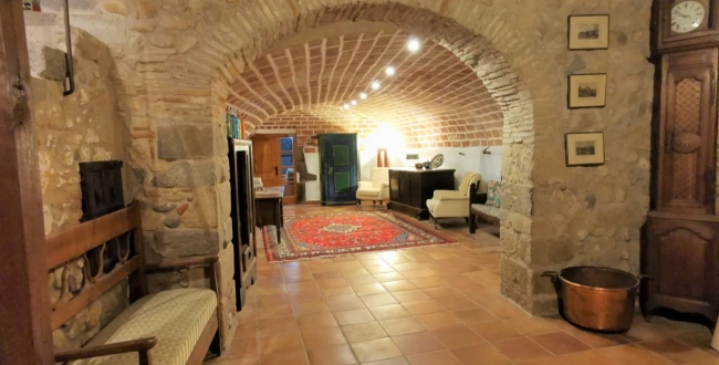 FERME ORIGINALE DU 14ème - 15ème SIÈCLE EN PARFAIT ÉTAT DE CONSERVATION À VILADAMAT
