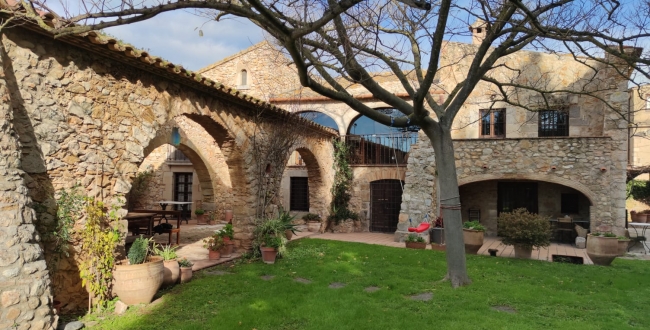 FERME ORIGINALE DU 14ème - 15ème SIÈCLE EN PARFAIT ÉTAT DE CONSERVATION À VILADAMAT