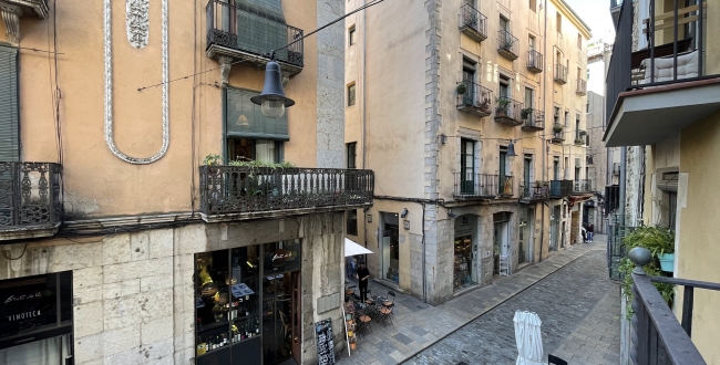 PISO DE GRANDES DIMENSIONES Y CARÁCTER EN EL BARRIO VELL DE GIRONA