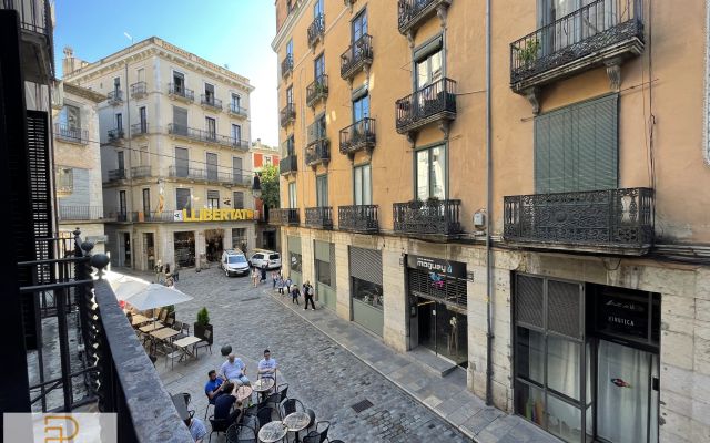 APPARTEMENT DE GRANDES DIMENSIONS ET CARACTÈRE DANS LE BARRI VELL DE GIRONA