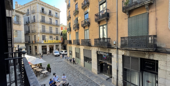 PISO DE GRANDES DIMENSIONES Y CARÁCTER EN EL BARRIO VELL DE GIRONA