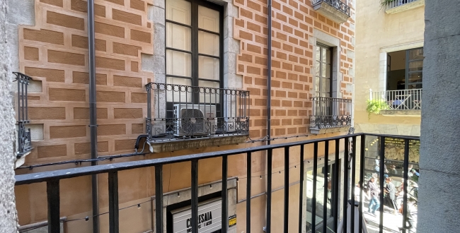 PISO DE GRANDES DIMENSIONES Y CARÁCTER EN EL BARRIO VELL DE GIRONA