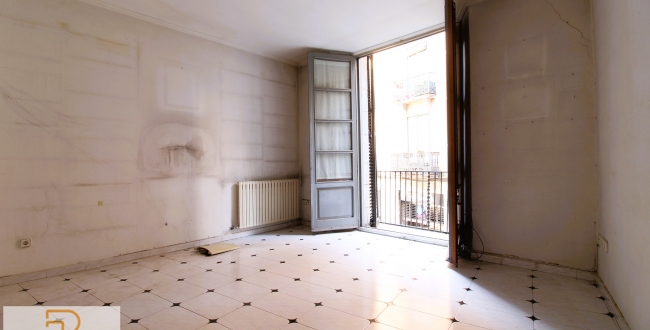 PISO DE GRANDES DIMENSIONES Y CARÁCTER EN EL BARRIO VELL DE GIRONA