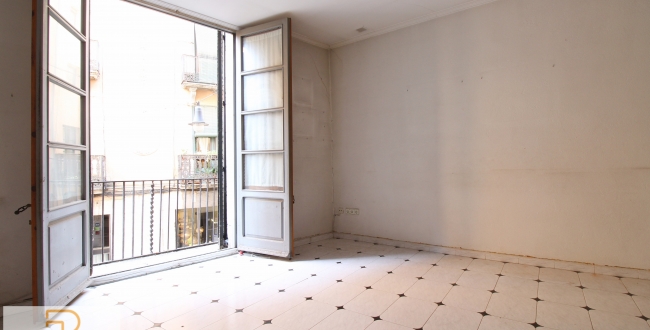PISO DE GRANDES DIMENSIONES Y CARÁCTER EN EL BARRIO VELL DE GIRONA