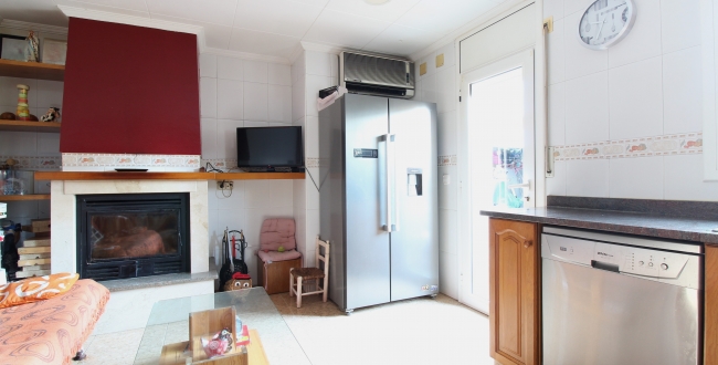 MAISON DE VILLE AVEC PIÈCES DE BONNES DIMENSIONS DANS LE VIEUX QUARTIER DU SEL