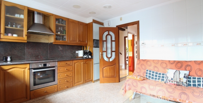MAISON DE VILLE AVEC PIÈCES DE BONNES DIMENSIONS DANS LE VIEUX QUARTIER DU SEL