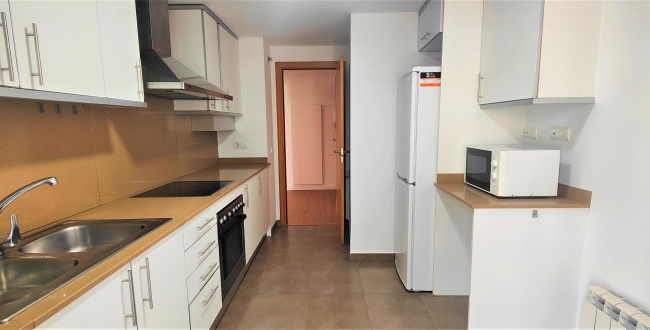 PISO DE 3 HABITACIONES Y 2 BAÑOS CON PARKING Y TRASTERO EN EL BARRIO DEL EIXAMPLE SUR DE GIRONA