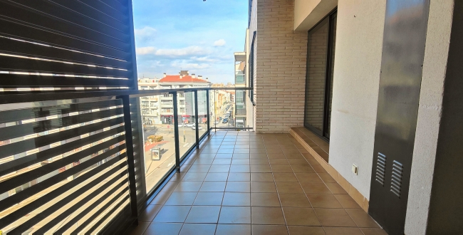 PISO DE 3 HABITACIONES Y 2 BAÑOS CON PARKING Y TRASTERO EN EL BARRIO DEL EIXAMPLE SUR DE GIRONA