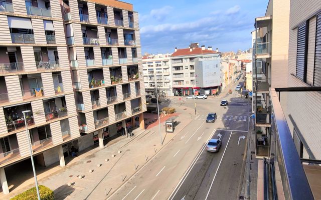PISO DE 3 HABITACIONES Y 2 BAÑOS CON PARKING Y TRASTERO EN EL BARRIO DEL EIXAMPLE SUR DE GIRONA