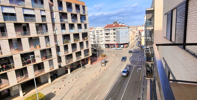 PISO DE 3 HABITACIONES Y 2 BAÑOS CON PARKING Y TRASTERO EN EL BARRIO DEL EIXAMPLE SUR DE GIRONA
