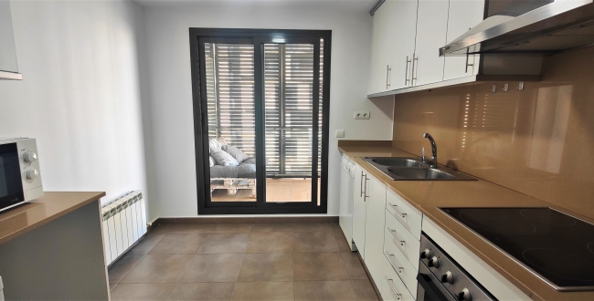 PISO DE 3 HABITACIONES Y 2 BAÑOS CON PARKING Y TRASTERO EN EL BARRIO DEL EIXAMPLE SUR DE GIRONA