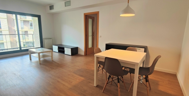 PISO DE 3 HABITACIONES Y 2 BAÑOS CON PARKING Y TRASTERO EN EL BARRIO DEL EIXAMPLE SUR DE GIRONA