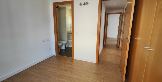 PISO DE 3 HABITACIONES Y 2 BAÑOS CON PARKING Y TRASTERO EN EL BARRIO DEL EIXAMPLE SUR DE GIRONA