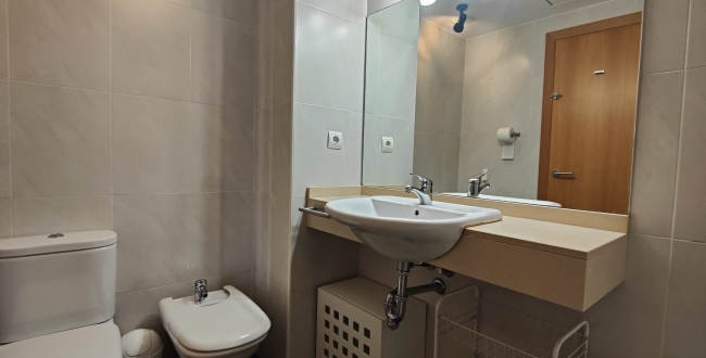 PISO DE 3 HABITACIONES Y 2 BAÑOS CON PARKING Y TRASTERO EN EL BARRIO DEL EIXAMPLE SUR DE GIRONA