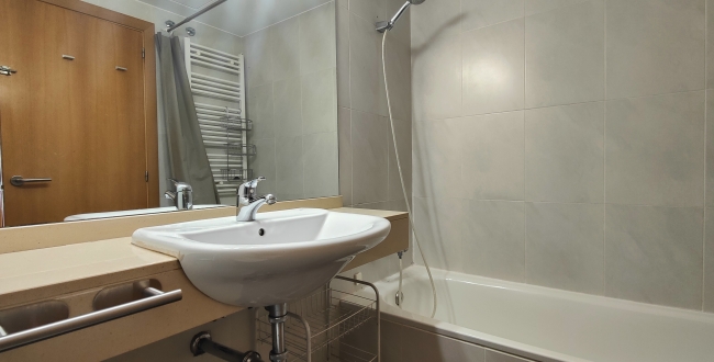 PISO DE 3 HABITACIONES Y 2 BAÑOS CON PARKING Y TRASTERO EN EL BARRIO DEL EIXAMPLE SUR DE GIRONA