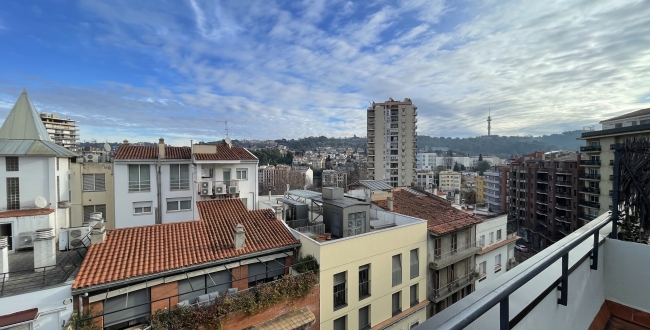 ÀTIC REFORMAT D'1 HABITACIÓ I TERRASSA A L'EIXAMPLE NORD DE GIRONA - LLOGUER DE TEMPORADA