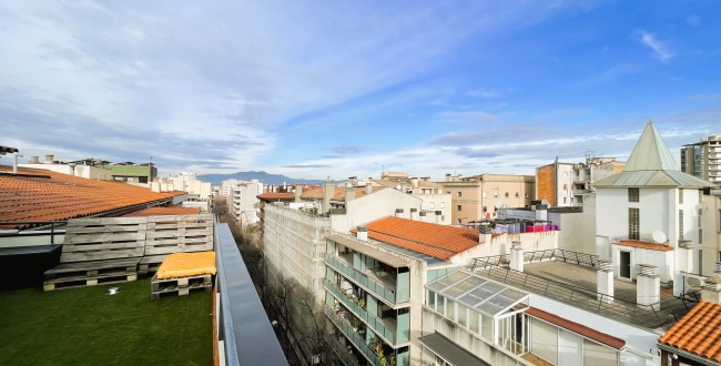 ÀTIC REFORMAT D'1 HABITACIÓ I TERRASSA A L'EIXAMPLE NORD DE GIRONA - LLOGUER DE TEMPORADA