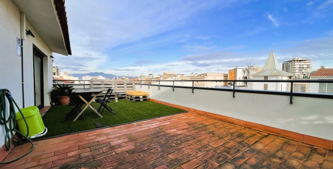 ÀTIC REFORMAT D'1 HABITACIÓ I TERRASSA A L'EIXAMPLE NORD DE GIRONA - LLOGUER DE TEMPORADA