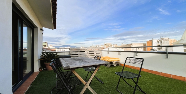 ÀTIC REFORMAT D'1 HABITACIÓ I TERRASSA A L'EIXAMPLE NORD DE GIRONA - LLOGUER DE TEMPORADA