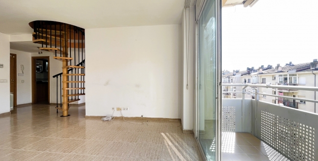 PENTHOUSE DUPLEX AVEC FANTASTIQUE TERRASSE SOLARIUM DE 70 M2 À SALT