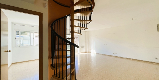 PENTHOUSE DUPLEX AVEC FANTASTIQUE TERRASSE SOLARIUM DE 70 M2 À SALT