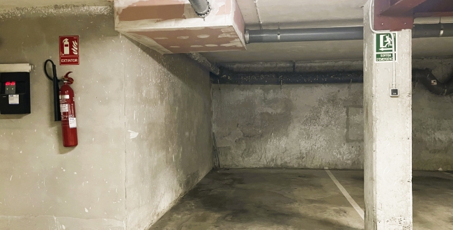 PISO SEMI NUEVO DE 2 HABITACIONES EXTERIORES CON PARKING INCLUIDO EN LA ZONA DE STA. EUGENIA - GIRONA