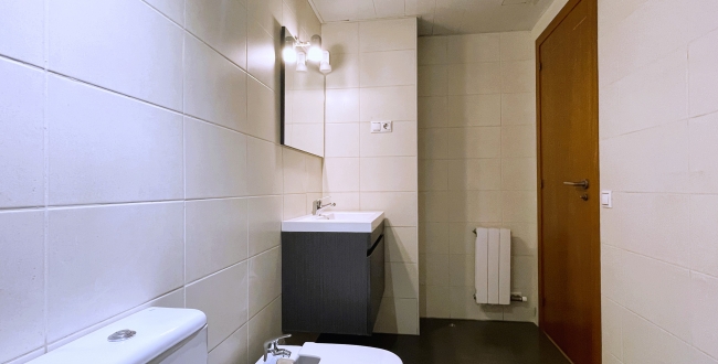 PISO SEMI NUEVO DE 2 HABITACIONES EXTERIORES CON PARKING INCLUIDO EN LA ZONA DE STA. EUGENIA - GIRONA
