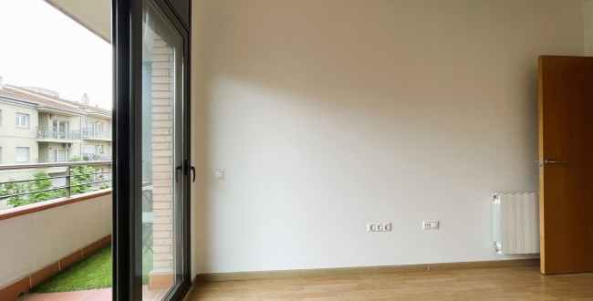 PISO SEMI NUEVO DE 2 HABITACIONES EXTERIORES CON PARKING INCLUIDO EN LA ZONA DE STA. EUGENIA - GIRONA