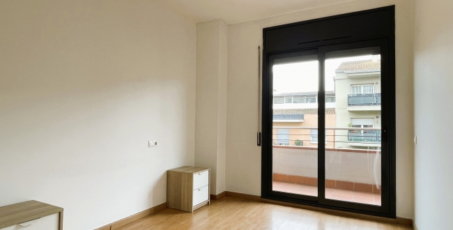 PISO SEMI NUEVO DE 2 HABITACIONES EXTERIORES CON PARKING INCLUIDO EN LA ZONA DE STA. EUGENIA - GIRONA