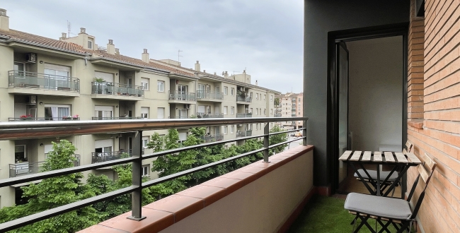 PISO SEMI NUEVO DE 2 HABITACIONES EXTERIORES CON PARKING INCLUIDO EN LA ZONA DE STA. EUGENIA - GIRONA