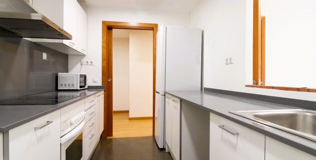 PISO SEMI NUEVO DE 2 HABITACIONES EXTERIORES CON PARKING INCLUIDO EN LA ZONA DE STA. EUGENIA - GIRONA