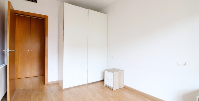 PISO SEMI NUEVO DE 2 HABITACIONES EXTERIORES CON PARKING INCLUIDO EN LA ZONA DE STA. EUGENIA - GIRONA