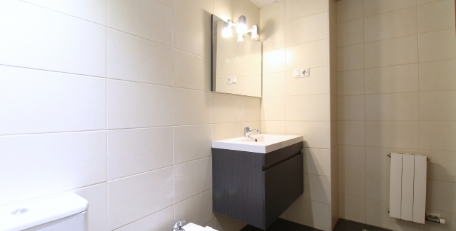 PISO SEMI NUEVO DE 2 HABITACIONES EXTERIORES CON PARKING INCLUIDO EN LA ZONA DE STA. EUGENIA - GIRONA