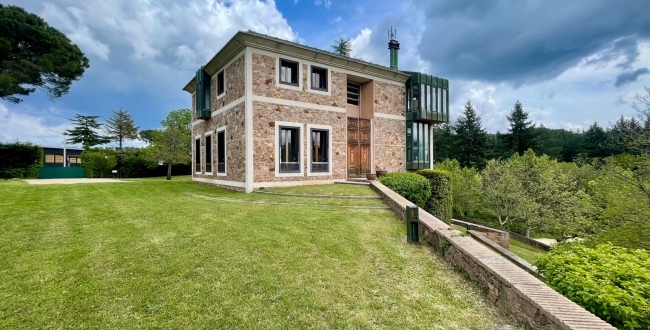 ŒUVRE DE MANUEL DE SOLÀ-MORALES À VENDRE : EXCLUSIVITÉ ET DESIGN À MONTSENY