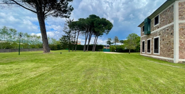 ŒUVRE DE MANUEL DE SOLÀ-MORALES À VENDRE : EXCLUSIVITÉ ET DESIGN À MONTSENY