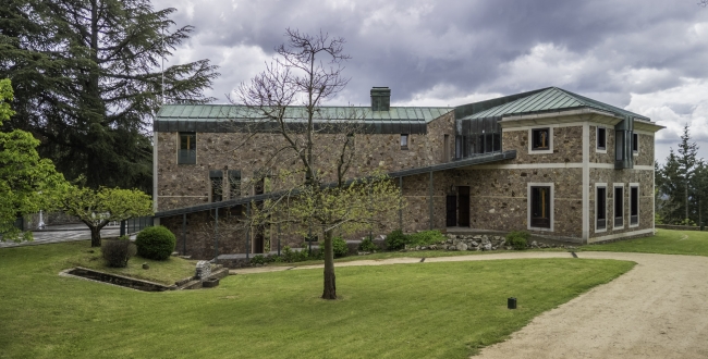 ŒUVRE DE MANUEL DE SOLÀ-MORALES À VENDRE : EXCLUSIVITÉ ET DESIGN À MONTSENY
