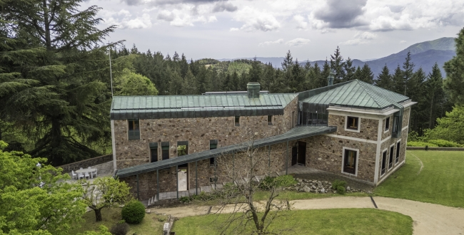 ŒUVRE DE MANUEL DE SOLÀ-MORALES À VENDRE : EXCLUSIVITÉ ET DESIGN À MONTSENY