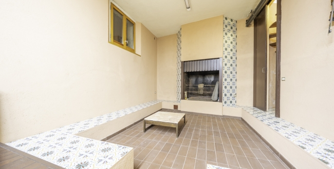ŒUVRE DE MANUEL DE SOLÀ-MORALES À VENDRE : EXCLUSIVITÉ ET DESIGN À MONTSENY