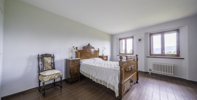 ŒUVRE DE MANUEL DE SOLÀ-MORALES À VENDRE : EXCLUSIVITÉ ET DESIGN À MONTSENY