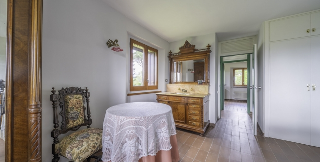 ŒUVRE DE MANUEL DE SOLÀ-MORALES À VENDRE : EXCLUSIVITÉ ET DESIGN À MONTSENY