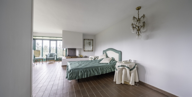 ŒUVRE DE MANUEL DE SOLÀ-MORALES À VENDRE : EXCLUSIVITÉ ET DESIGN À MONTSENY