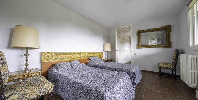 ŒUVRE DE MANUEL DE SOLÀ-MORALES À VENDRE : EXCLUSIVITÉ ET DESIGN À MONTSENY